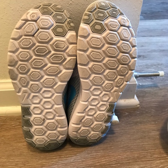 Nike women’s shoes size 5.5. Gray/ Carolina Blue - Picture 4 of 6